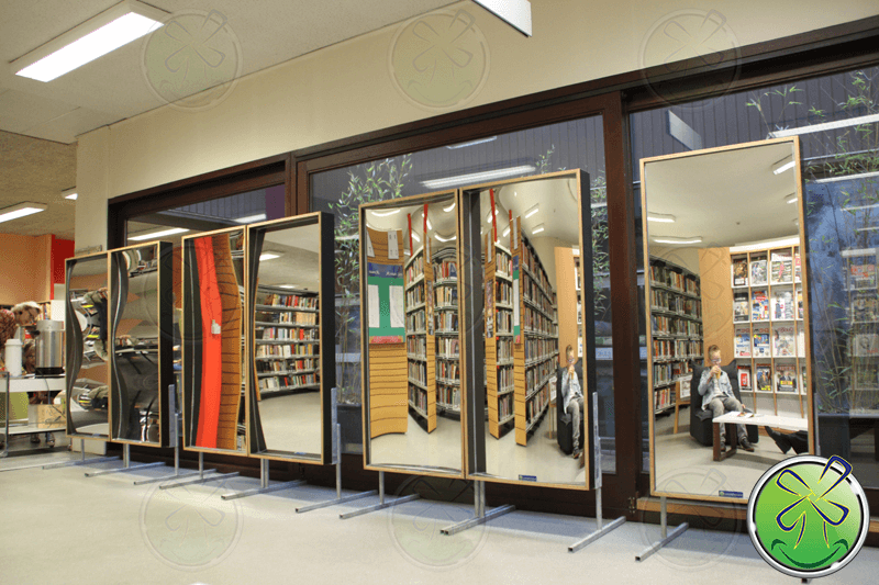  Mietsatz lachende Spiegel in einer Bibliothek in Belgien.