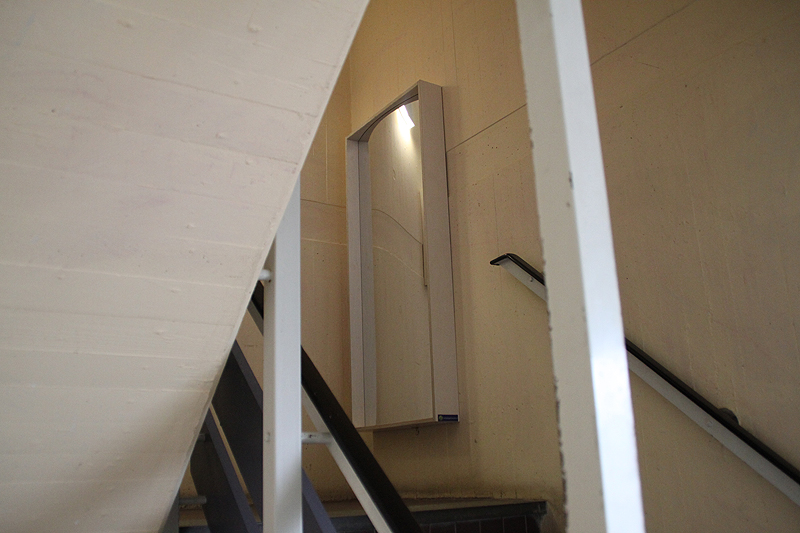 Im Treppenhaus haben wir im ersten und zweiten Stock 3 Lachspiegel aufgehängt.