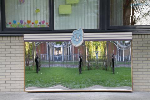 Kindertagesstätte mit einem Lachspiegelmodell Amsterdam XXL außen.