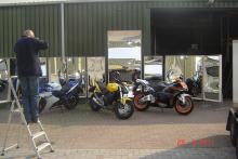 De fotograaf van motorblad Moto 73 in aktie om de lachspiegel goed in combinatie met de motor te fotograferen. De fotograaf van motorblad Moto 73 in aktie om de lachspiegel goed in combinatie met de motor te fotograferen.