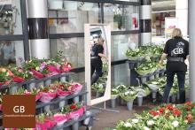 Surprising effect at a flower shop. Laughing mirrors attract the attention of the children in a fun way, as well as the parents are challenged to stand in front of them!